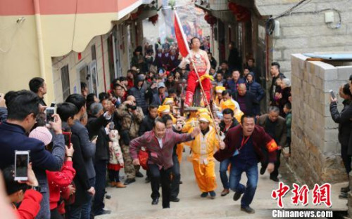 巡游隊伍的各個方陣，追隨當(dāng)年守城將士的訓(xùn)練沖鋒腳步向坡路頂奮力沖刺?！×謩俎?攝