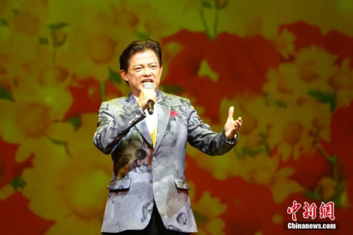 當(dāng)?shù)貢r(shí)間3月6日晚，2018“四海同春”歐洲慰?jī)S演出團(tuán)在意大利米蘭結(jié)束了歐洲三國(guó)五城的最后一場(chǎng)演出，在月亮劇場(chǎng)（Teatro della Luna）如潮的掌聲、歡呼聲中精彩收官。圖為男高音歌唱家莫華倫演唱《萬(wàn)里長(zhǎng)城永不倒》。<a target='_blank' >中新社</a>記者 冉文娟 攝