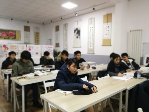 學(xué)生們認(rèn)真聽講。