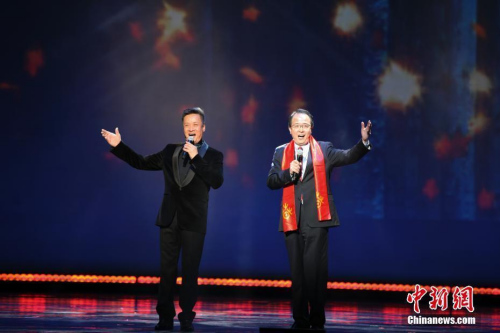 當(dāng)?shù)貢r間3月6日晚，“文化中國·四海同春”北美藝術(shù)團文藝晚會在芝加哥市中心的卡迪拉克劇院上演。這是今年“文化中國·四海同春”北美團的收官演出。圖為中國駐芝加哥總領(lǐng)事洪磊(右)登臺，同著名歌唱家閻維文共同演唱經(jīng)典歌曲《小白楊》。 <a target='_blank' >中新社</a>記者 馬德林 攝