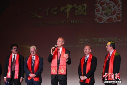 圖為伊利諾伊州州長布魯斯·勞納(右三)在演出開始前致辭。 <a target='_blank' >中新社</a>記者 馬德林 攝