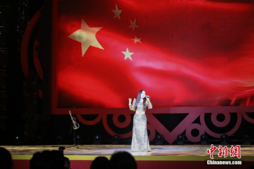 2月4日晚，2018年“文化中國·四海同春”再度唱響香江。圖為國家一級演員郭蓉以其獨特方式演唱《紅旗飄飄》。<a target='_blank' >中新社</a>記者 謝光磊 攝