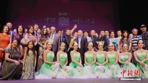 當?shù)貢r間2月28日晚，由中國國務(wù)院僑辦主辦的2018年“文化中國·四海同春”晚會在美國佛羅里達州奧蘭多舉行。這是該慰僑演出首次登上奧蘭多的舞臺，迎來近千名來自奧蘭多、坦帕、邁阿密的華人華僑前來觀看。聲樂、器樂、京劇等表演令觀眾大呼過癮。圖為2018年“文化中國·四海同春”北美藝術(shù)團團長張永文，歌唱家閻維文、蔡國慶、郭蓉、馬曉晨，京劇表演藝術(shù)家胡文閣等演員與中國駐休斯敦總領(lǐng)館僑務(wù)組組長房振群、當?shù)卣猄t.Cloud市市長Nathan Blackwell、當?shù)赝頃修k方中華總商會會長Mike Chen，以及當?shù)厝A人華僑合影謝幕。<a target='_blank' >中新社</a>記者 曾靜寧 攝