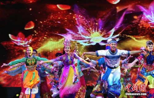 3月6日，“中國文化·四海同春”國僑辦大型慰僑演出演奏團在菲律賓宿務怒放收官。演出團大年初二啟程，歷時20天，先后在泰國、馬來西亞、菲律賓“一帶一路”沿線三國六城演出，每場平均觀眾3000人。圖為中國歌舞劇院演出的舞蹈《一路風情嘉年華》。<a target='_blank' >中新社</a>記者 關向東 攝
