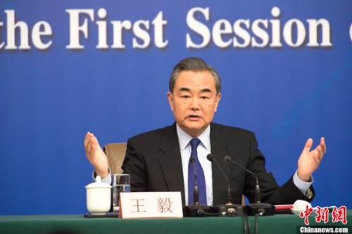 十三屆全國(guó)人大一次會(huì)議新聞中心于3月8日上午10時(shí)在梅地亞中心多功能廳舉行記者會(huì)，邀請(qǐng)外交部部長(zhǎng)王毅就“中國(guó)外交政策和對(duì)外關(guān)系”回答中外記者提問(wèn)。<a target='_blank' >中新社</a>記者 李卿 攝