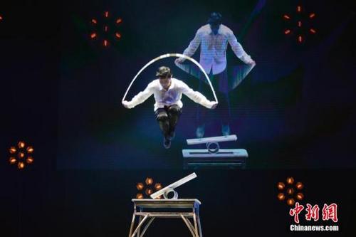  資料圖：2018“文化中國(guó)·四海同春”慰?jī)S演出2月28日晚在巴黎會(huì)議宮舉行，為旅法僑胞送上春節(jié)的文化大餐。能容納4000多人的劇場(chǎng)座無(wú)虛席，演員們的精彩演出博得滿堂喝彩。圖為雜技演員王強(qiáng)表演的獲獎(jiǎng)節(jié)目《晃管》有驚無(wú)險(xiǎn)。<a target='_blank' >中新社</a>記者 龍劍武 攝