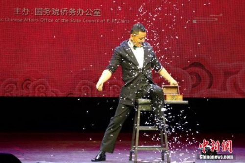 當(dāng)?shù)貢r(shí)間2月19日晚，“四海同春”藝術(shù)團(tuán)在London Palladium 劇院演出。圖為演員吳松濤表演魔術(shù)《變幻莫測(cè)》。 <a target='_blank' >中新社</a>記者 冉文娟 攝