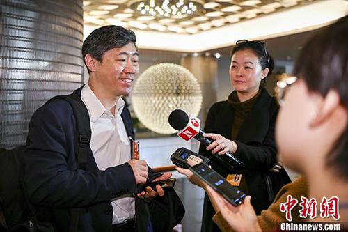 3月6日上午，全國政協(xié)十三屆一次會(huì)議無黨派界小組會(huì)議在北京舉行。圖為李稻葵委員接受媒體采訪。 <a target='_blank' >中新社</a>記者 駱云飛 攝