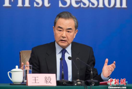 3月8日上午，十三屆全國(guó)人大一次會(huì)議在北京舉行記者會(huì)，外交部部長(zhǎng)王毅就“中國(guó)外交政策和對(duì)外關(guān)系”回答中外記者提問。<a target='_blank' >中新社</a>記者 李卿 攝