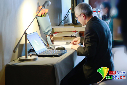 3月8日下午4時許，賀云翱向提案組正式遞交提案。中國青年網(wǎng)記者 盧冠瓊 攝