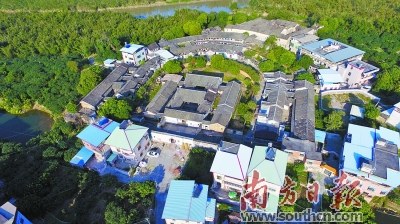 世德堂位于松口鎮(zhèn)銅琶村下店，建于1645年，傳說是明末最后的行宮。1644年3月19日，清兵入關(guān)，崇禎皇帝在煤山上吊自殺，明朝滅亡。東宮侍講李士淳見大勢(shì)不妙，便攜太子朱慈烺潛回家鄉(xiāng)，以圖東山再起，恢復(fù)大明江山。(袁群華 攝) 