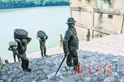 火船碼頭是松口鎮(zhèn)沿河29個(gè)碼頭中人流量最大、最繁忙的碼頭，被稱為“小香港”。在松口的鼎盛時(shí)期，火船碼頭附近擁有1000多家商鋪，每天多達(dá)300多條船停泊于此。江西、福建及蕉嶺一帶人出南洋多由此登船，至汕頭港轉(zhuǎn)乘大輪，這里成了客家人漂洋過海的第一站。(朱洪波 攝) 