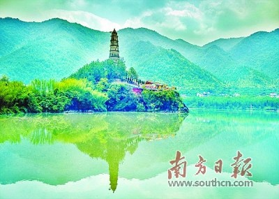 元魁塔位于松口鎮(zhèn)銅琶村，始建于明萬歷四十七年(1619年)，于崇禎二年(1629年)竣工，為明末吏部侍郎、翰林學(xué)士、東宮侍講李士淳募資建造。1644年明朝滅亡，李士淳攜太子逃回松口后，曾帶太子登臨元魁塔，并賦一首《登元魁塔詩》，詩中有“收拾金甌掀鐵臂，龍飛九五又重來”的詩句。(何森垚 攝) 