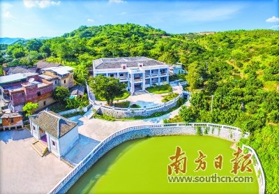 喆廬位于松口鎮(zhèn)大黃村，始建于1925年，為丘哲先生的故居。曾是中國(guó)農(nóng)工民主黨和中國(guó)民主同盟在梅州的聯(lián)絡(luò)點(diǎn)和活動(dòng)基地。雖飽經(jīng)風(fēng)雨，歷經(jīng)滄桑，但至今仍保留著獨(dú)特的外形和深厚的內(nèi)涵，映襯著丘哲先生參加舊民主主義革命、新民主主義革命和社會(huì)主義建設(shè)的珍貴歷史。(松口鎮(zhèn)政府供圖) 