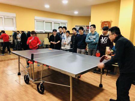 學(xué)生們在上乒乓球課。（西班牙《歐華報》）