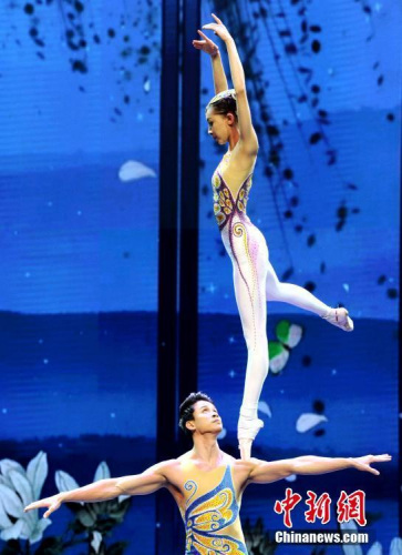雜技《肩上芭蕾》技驚四座，贏得觀眾陣陣熱烈掌聲。 <a target='_blank' >中新社</a>記者 譚達(dá)明 攝