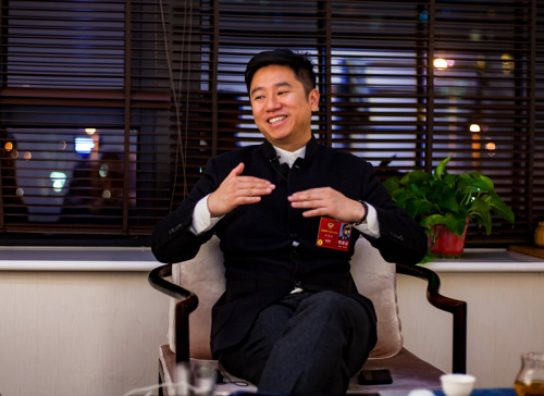 3月5日，英國倫敦華埠商會(huì)會(huì)長林奕權(quán)在接受本報(bào)記者采訪時(shí)說，中國提供了一個(gè)很好的互動(dòng)交流平臺(tái)，世界各地的僑領(lǐng)應(yīng)該更緊密地聯(lián)系在一起，把每一個(gè)小“僑”相連，變?yōu)橐蛔蟆皹颉薄?圖片來源：歐洲時(shí)報(bào)特約記者李雪峰 攝)