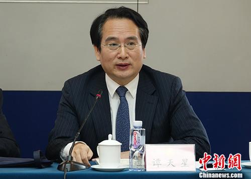 3月9日，中國國務(wù)院僑務(wù)辦公室副主任譚天星攜國僑辦政法司、國外司、經(jīng)科司、文化司等部門負責(zé)人與列席全國政協(xié)會議的海外僑胞座談，圍繞僑胞關(guān)心的議題溝通，回應(yīng)僑胞訴求。 <a target='_blank' >中新社</a>記者 周乾憲 攝