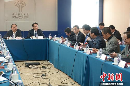 3月9日，中國國務(wù)院僑務(wù)辦公室副主任譚天星攜國僑辦政法司、國外司、經(jīng)科司、文化司等部門負責(zé)人與列席全國政協(xié)會議的海外僑胞座談，圍繞僑胞關(guān)心的議題溝通，回應(yīng)僑胞訴求。 <a target='_blank' >中新社</a>記者 周乾憲 攝