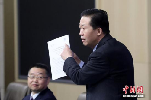 3月7日，十三屆全國(guó)人大一次會(huì)議新聞中心在北京舉行記者會(huì)，財(cái)政部部長(zhǎng)肖捷，副部長(zhǎng)史耀斌、胡靜林就“財(cái)稅改革和財(cái)政工作”相關(guān)問(wèn)題回答中外記者提問(wèn)。圖為肖捷回答記者提問(wèn)。<a target='_blank' >中新社</a>記者 韓海丹 攝