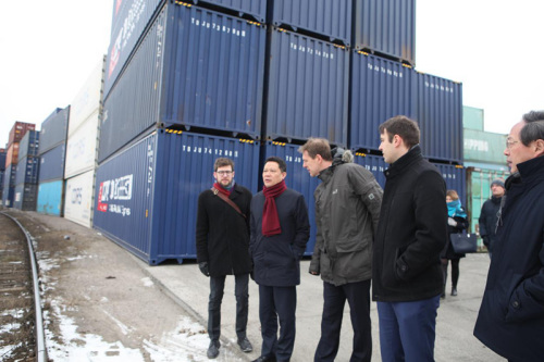 代表團考察中歐班列“蓉歐快鐵”羅茲場站