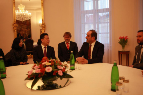 楊興平與捷克總統(tǒng)外事顧問、前副總理兼外長外長科胡特座談交流