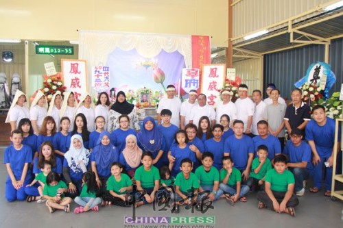 瑪西達(dá)(后排左7)和阿紹(后排右7)與子女們身穿孝服在靈堂前，依照華人習(xí)俗為華裔生父治喪。(馬來西亞《中國(guó)報(bào)》)