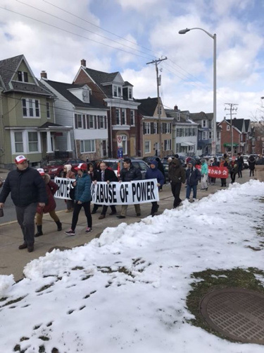 來(lái)自各州的百余華人在法庭外示威，要求翻案。(美國(guó)《世界日?qǐng)?bào)》資料圖)