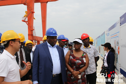 中國路橋肯尼亞辦事處總經理李強(左一)向剛果(布)大型工程部長布亞(左二)介紹蒙內鐵路蒙巴薩賴茨港鐵路貨運站情況 攝影:王新俊 中國路橋肯尼亞辦事處總經理李強(左一)向剛果(布)大型工程部長布亞(左二)介紹蒙內鐵路蒙巴薩賴茨港鐵路貨運站情況 攝影:王新俊