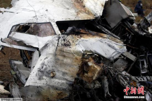 據(jù)媒體報(bào)道，失事客機(jī)為沖8－Q400型客機(jī)，是加拿大龐巴迪公司制造的高速渦輪螺旋槳飛機(jī)，出事航班由總部設(shè)在孟加拉國(guó)首都達(dá)卡的美國(guó)－孟加拉航空公司運(yùn)營(yíng)。