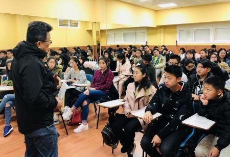 愛華中文學(xué)校副校長(zhǎng)陳坤為學(xué)生講述“絲綢之路的前世今生”。