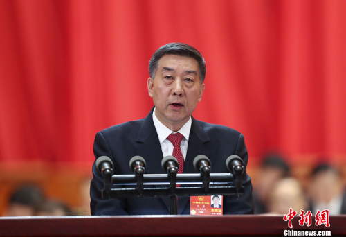 3月13日，十三屆全國(guó)人大一次會(huì)議在北京人民大會(huì)堂舉行第四次全體會(huì)議。受國(guó)務(wù)院委托，國(guó)務(wù)委員王勇向十三屆全國(guó)人大一次會(huì)議作關(guān)于國(guó)務(wù)院機(jī)構(gòu)改革方案的說(shuō)明。 <a target='_blank' >中新社</a>記者 劉震 攝