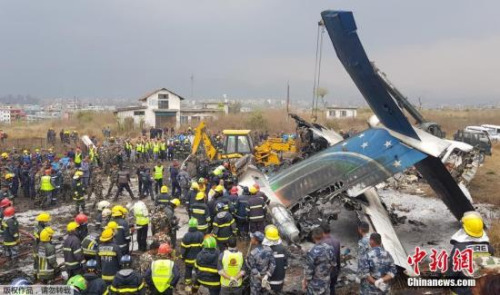 據(jù)悉，飛機(jī)墜毀后很快起火，機(jī)場(chǎng)跑道冒出滾滾濃煙?！都拥聺M都郵報(bào)》指出，所有進(jìn)出機(jī)場(chǎng)的航班都被取消。