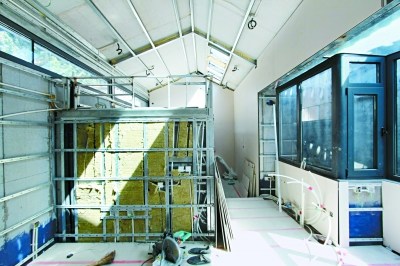 正在進(jìn)行裝配式改造的小弓匠胡同6號(hào)院。