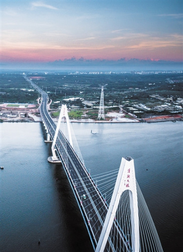 航天旅游成熱點(diǎn)，清瀾大橋成為景點(diǎn)。本報(bào)記者 李幸璜 攝
