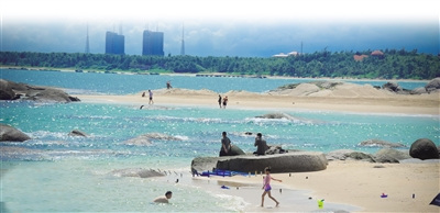 每逢節(jié)假日，文昌市龍樓鎮(zhèn)格外熱鬧，眾多游客前來(lái)享受沙灘、海水、陽(yáng)光。本報(bào)記者 袁琛 攝