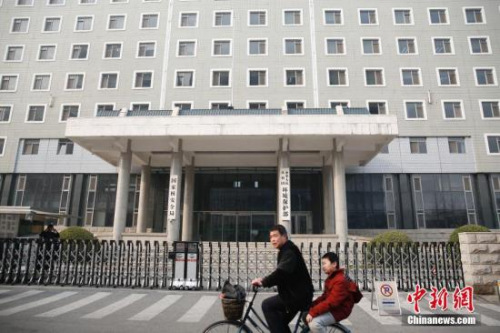 3月13日，民眾從環(huán)境保護(hù)部門前騎車經(jīng)過。當(dāng)日，《國務(wù)院機(jī)構(gòu)改革方案》提請十三屆全國人大一次會議審議。方案提出，中國擬組建生態(tài)環(huán)境部，不再保留環(huán)境保護(hù)部。 <a target='_blank' >中新社</a>記者 卞正鋒 攝