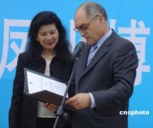 資料圖：2007年，在何鳳山逝世十周年之際，以色列駐華大使安泰毅（右）親自前往何鳳山故里湖南益陽緬懷恩人，并代表以政府授予何鳳山以色列“榮譽(yù)公民”證書。圖為何鳳山女兒何曼禮接受證書。