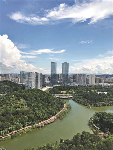 藍(lán)天白云下的江門市區(qū)，十分美麗。