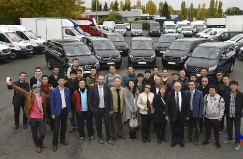 2015年春法國持證司機(兼導(dǎo)游)第一批團購奔馳商務(wù)車。(《歐洲時報》)