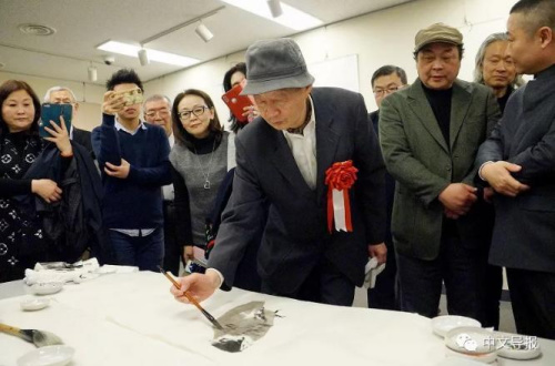 東京海派書畫院院長沈和年現(xiàn)場揮毫創(chuàng)作。