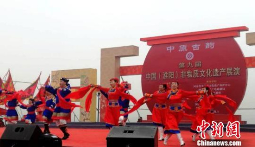 圖為來自內(nèi)蒙古自治區(qū)的蒙古族安代舞?！Ⅸi 攝