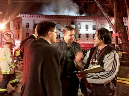 圖為市長麥法恩(中)到場了解火情。(美國《世界日?qǐng)?bào)》/黃少華 攝)