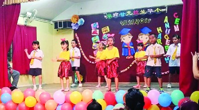 一個舞臺，呈獻多元種族特色，這符合馬來西亞精神，卻也是華小的挑戰(zhàn)。(馬來西亞《光華日報》)