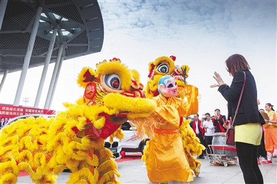 外出表演受到年輕人喜愛(ài)。