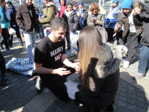有選手在終點(diǎn)線與前來替他加油的女友求婚。(美國(guó)《世界日?qǐng)?bào)》/顏嘉瑩 攝)