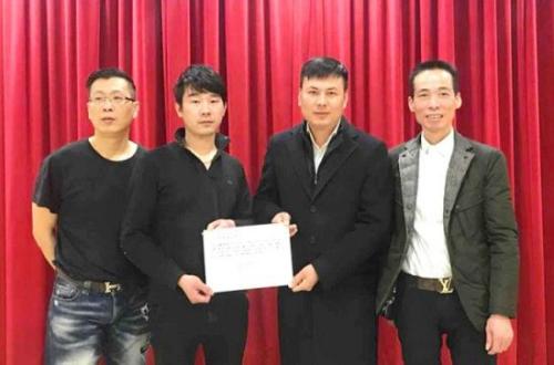 意大利威尼托華僑華人工商聯(lián)合會(huì)秘書長(zhǎng)王士晃(右二)向困難家庭親友轉(zhuǎn)交善款。來(lái)源：歐聯(lián)網(wǎng)