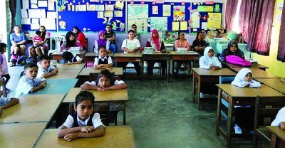 一年級(jí)學(xué)生和家長(zhǎng)參加迎新日。(馬來西亞《中國(guó)報(bào)》)