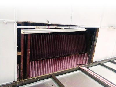 天花板被白蟻侵蝕。(馬來西亞《光華日?qǐng)?bào)》)