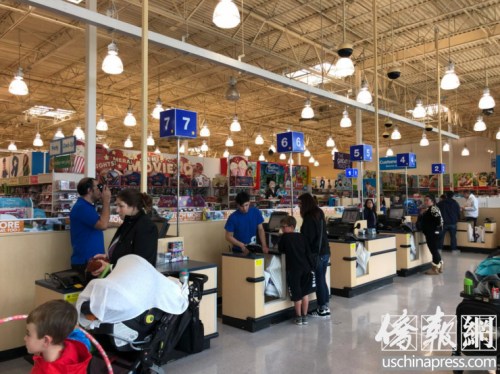 門(mén)店里有很多顧客在結(jié)賬。（美國(guó)《僑報(bào)》/王旖涵 攝）